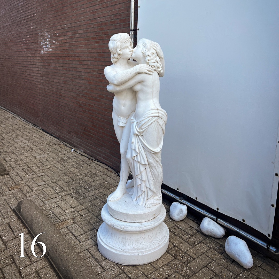 photo of the statue outside of Club Paradise